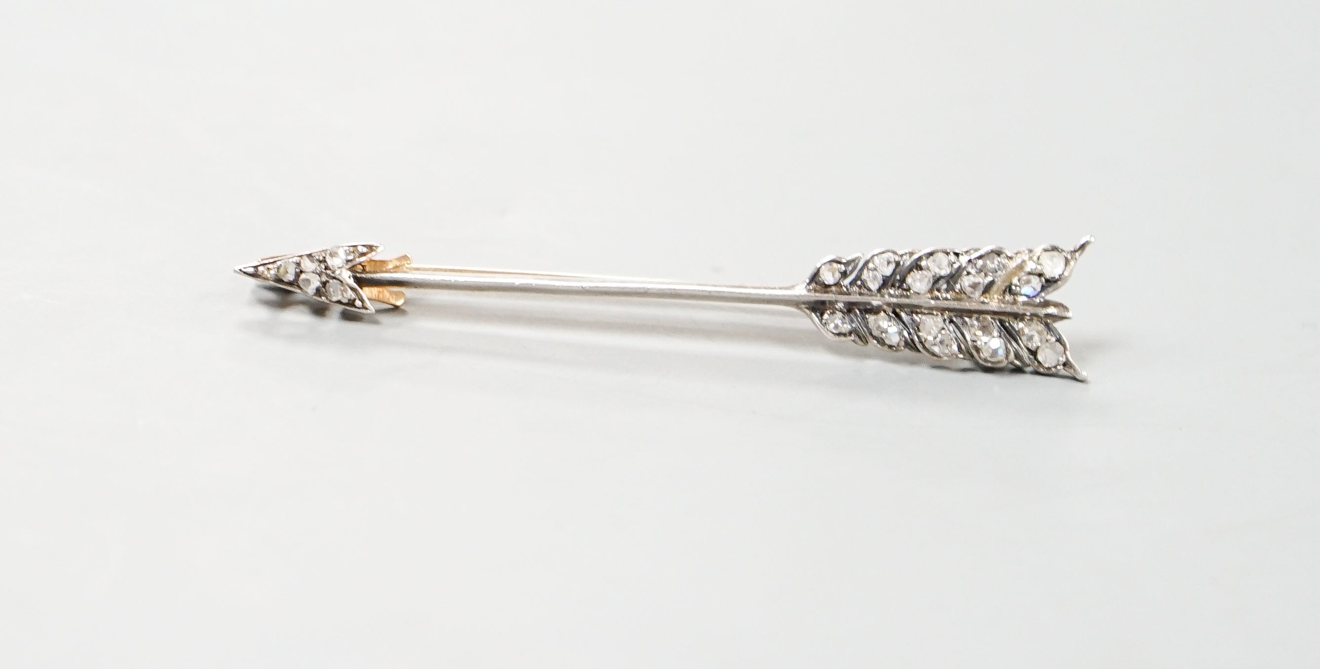 An Edwardian yellow metal and rose cut diamond set arrow bar brooch, 56mm, gross weight 3. grams.